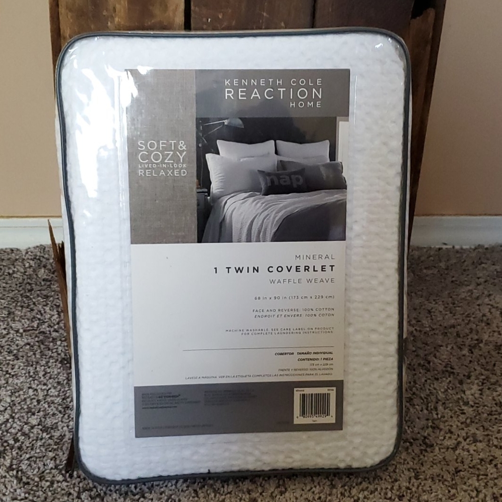 Kenneth Cole Reaction white twin size coverlet